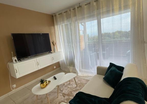 Sainte-Marthe Apartment | RB Home