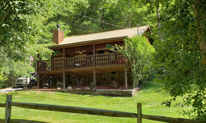 Gatlinburg - Pigeon Forge Cabin | Real Log Cabin. Pet Friendly, fenced yard! Only 5 Min to Pigeon Forge