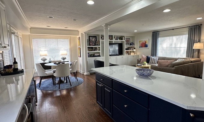 Oxford Condo | Rebel Hideaway/Steps from Square/2 bed/2.5 bath