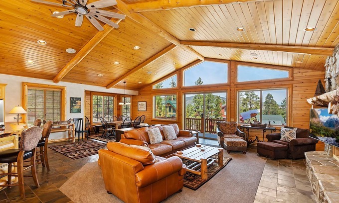 Eagle Mountain Estates Cabin | Rebel Ridge Retreat by Destination Big Bear : Gorgeous Mountain Views Backing to Nature Preserve in Eagle Mountain Estates! 2 Master Suites! Hot Tub! Pet Friendly!