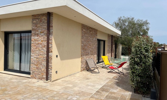 Roquebrune-sur-Argens Villa | Recent contemporary villa with all comforts, rocky view of Roquebrune sur Argens.