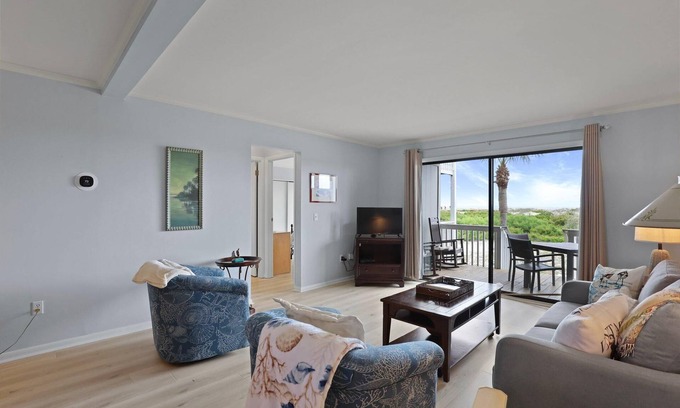 Oceanmarsh Subdivision Condo | Recent upgrades, King bed & two Ocean front decks!
