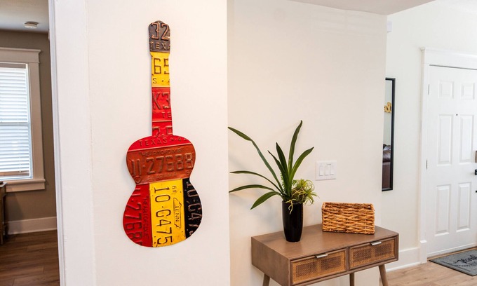 Hadley - Washington House | Recently Renovated, 3 BR Sleeps 10, Nashville