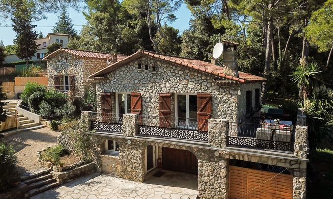 Le Rouret House | Recently renovated ! Luxury Villa Rental in the South of France for 10