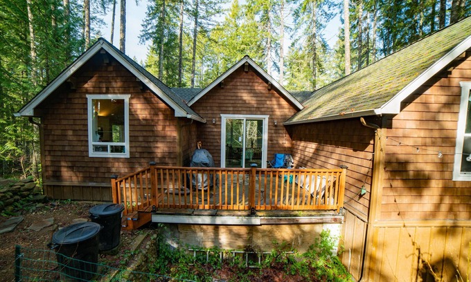 Hoodsport House | Recently Renovated Spacious Lake House Pet Friendly w/5 Kayaks & 1 paddleboard