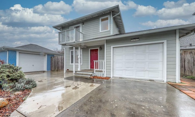 Greenside Park House | Recently-upgraded, beautiful townhome - close to the business district