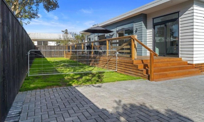 Waihi Beach House | Recline on Leo