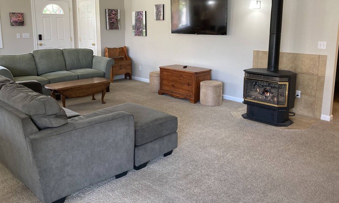 Winthrop House | Recreation Retreat - 3BR/2BA Walk to town, trails, rink, pizza, theater, river!
