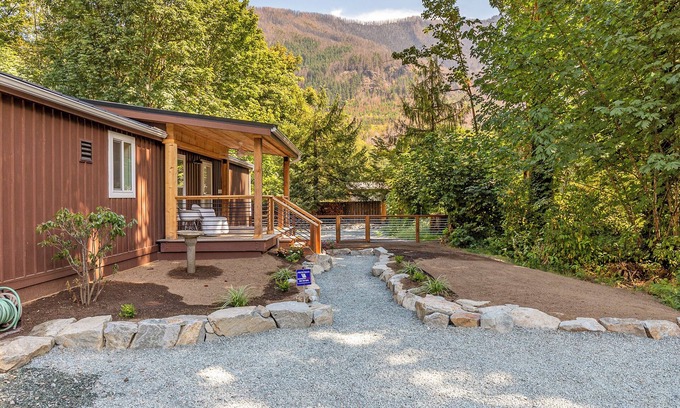 Baring Cabin | Recreation Station - game room, hot tub, plunge pool!
