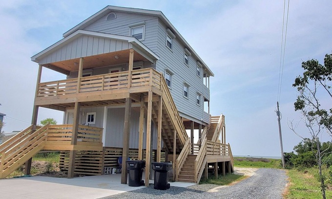 Salvo House | RED BEARD’S SLOOPnCharming 4-bedroom house overlooking the Pamlico Sound.