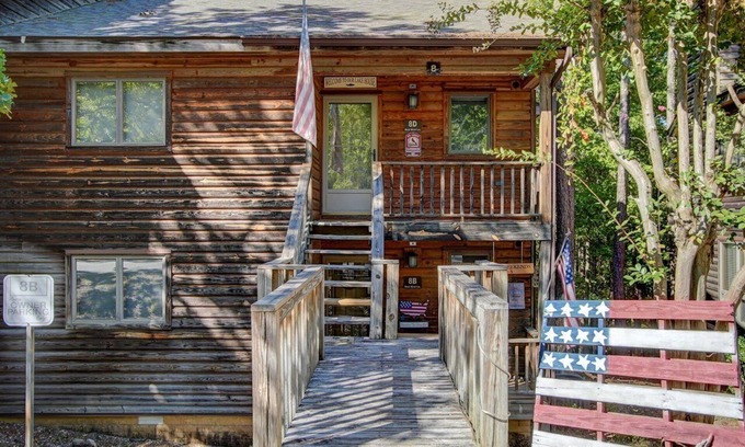 Mount Ida Condo | Red Bird Retreat/8DRB, Mt Harbor 2/2 Fully Stocked Next to Pool hosted by LOVR