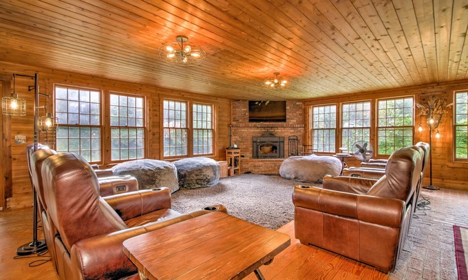 Londonderry House | Red Brick Retreat - 8br 6ba Hot Tub Sauna Home Gym