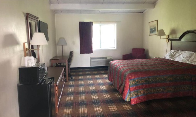 North Syracuse Hotel | Red Carpet Inn Syracuse Airport