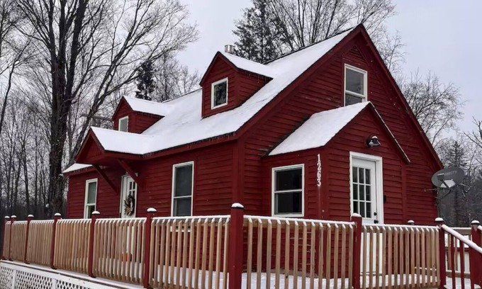 Eagle Bridge House | Red Country Escape with Mountain Views