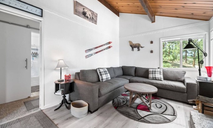 Big Bear House | Red Door Retreat- Cute & Cozy 2 Bed 1 Bath W/AC