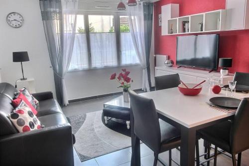 Suresnes Apartment | Red House