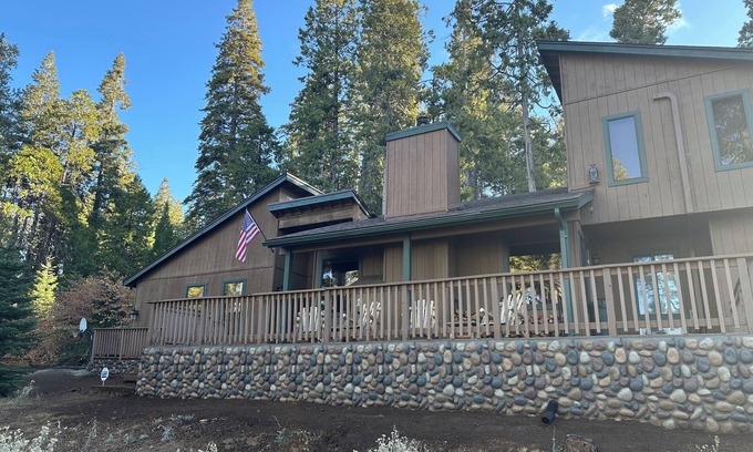 Shaver Lake Cabin | Red Leaf Lodge- Mountain Retreat 5 Star!nCentral AC, Heating, Game room, Jacuzzi