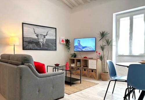 Isolotto Apartment | Red Lily Apartment