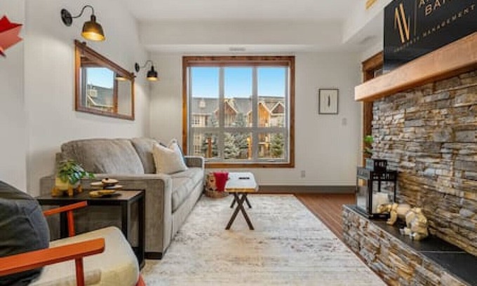 East Kootenay Apartment | Red Maple Retreat | Hot Tub | Pool | Gas Fireplace