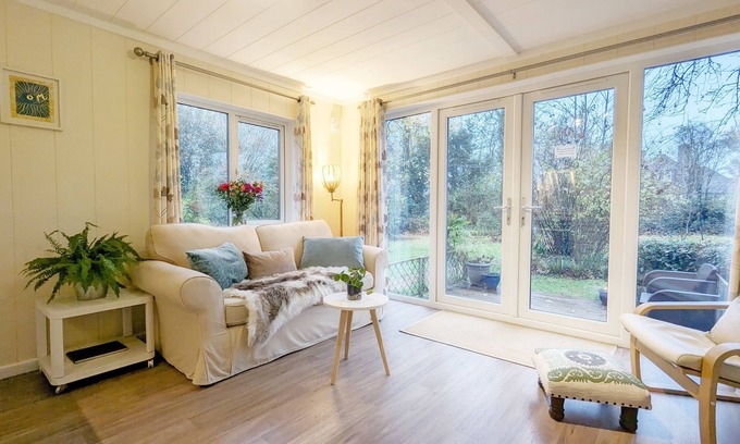 Chichester Cottage | Red Oak - Bosham - a lodge/cabin that sleeps 3 guests in 1 bedroom