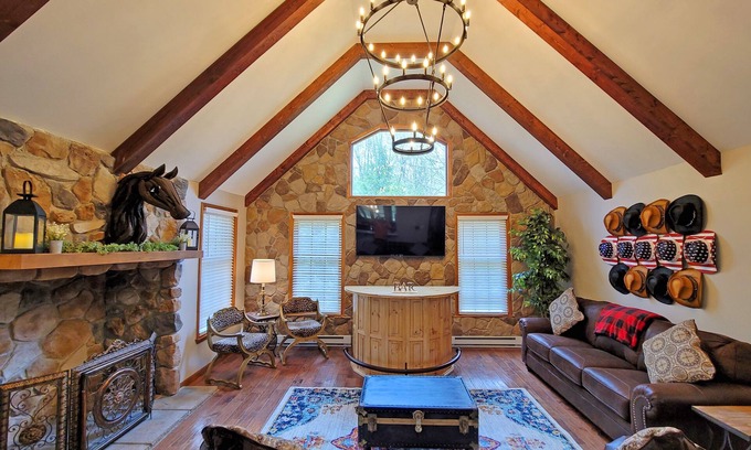 Albrightsville House | Red Rock Run - Lux 6 BR Secluded Hot Tub & Linens