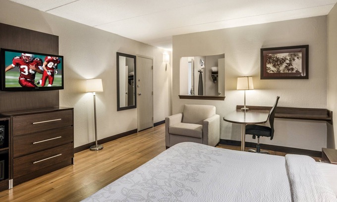 Woburn Hotel | Red Roof Inn PLUS+ Boston - Woburn/Burlington