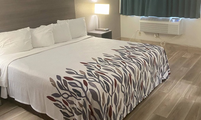 West Glens Falls Hotel | Red Roof Inn Queensbury