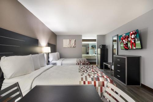 Athens Hotel | Red Roof Inn & Suites Athens, AL