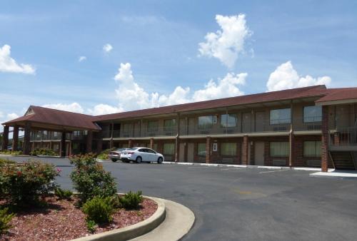 Cleveland Hotel | Red Roof Inn & Suites Cleveland, TN