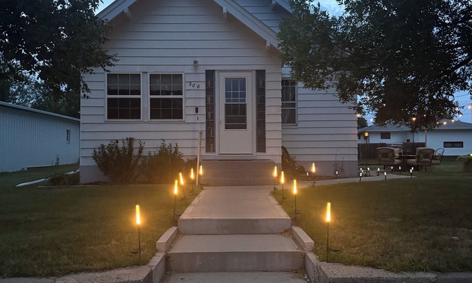 Carson House | Red Roof Retreat - cozy home in Carson
