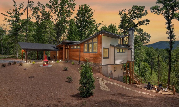 Ellijay Cabin | Red Stag Ridge ~ Mtn Views ~ Hot Tub ~ EV Charger