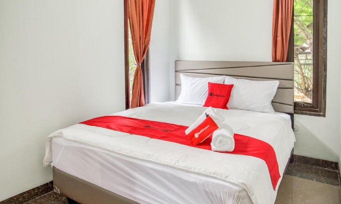 East Jakarta House | RedDoorz near Taman Mini Jakarta