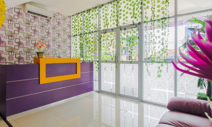 Bekasi Timur Hotel | RedDoorz Plus near Stasiun Bekasi
