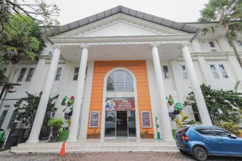 Klojen Hotel | RedDoorz Syariah @ Klojen Malang