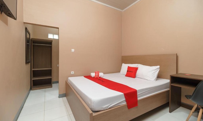 Bekasi Timur Hotel | RedDoorz Syariah near Siloam Hospitals Bulak Kapal