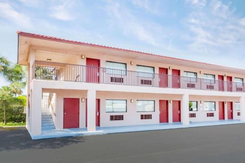 Fort Pierce Hotel | Redfinn Inn