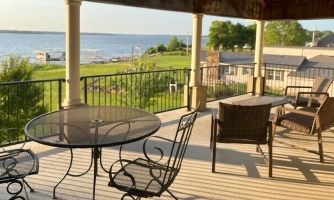 Afton House | Reduced Rates! Kid friendly Lakefront Villa, tons of games!
