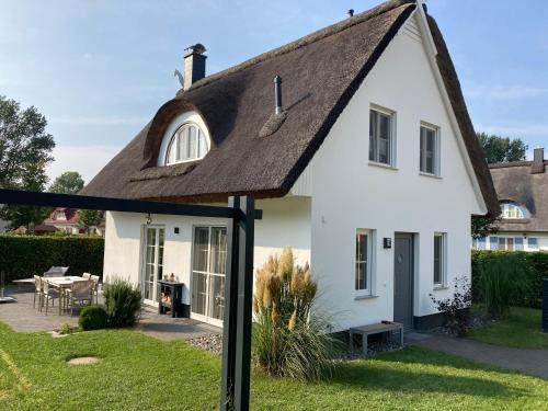 Glowe House | Reethaus Lise - Familienfreundlich mit Strandkorb, Kamin und Bollerwagen - 12 Gehminuten zum längsten Strand Rügens