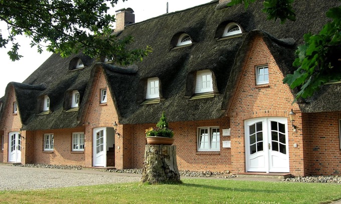 Busumer Deichhausen Apartment | Reethaus Seeschlößchen, apartment Westmöwe, only 200m to the beach