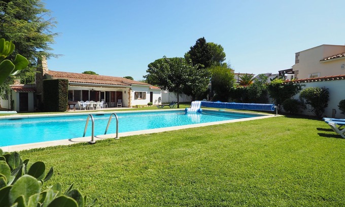 L'Escala House | Ref. VILLA BARCELONA: Beautiful house with 5 bedrooms and private pool.