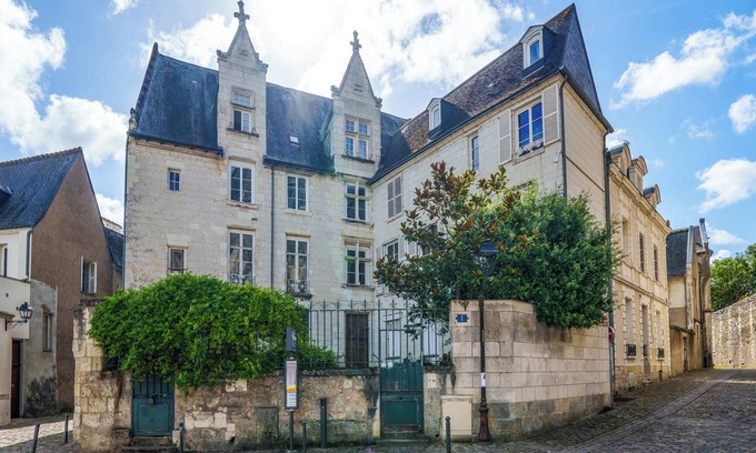 Cathedrale Apartment | Refined Apartment with Cathedral View and Garden