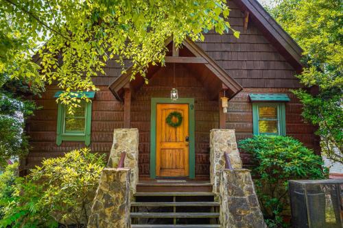 Sevierville House | Reflections, Hot Tub, Pool, WIFI, 685 FREE tickets each paid day!