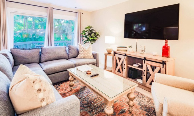 Sea Pines House | Refreshed, Coastal & Casual Inland Harbour Gem - On Site Pool & Tennis - Walk to Harbour Town.