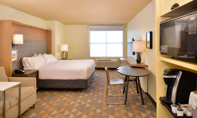 Waldron House | Refreshingly Bright Space Enjoy Premium Comfort