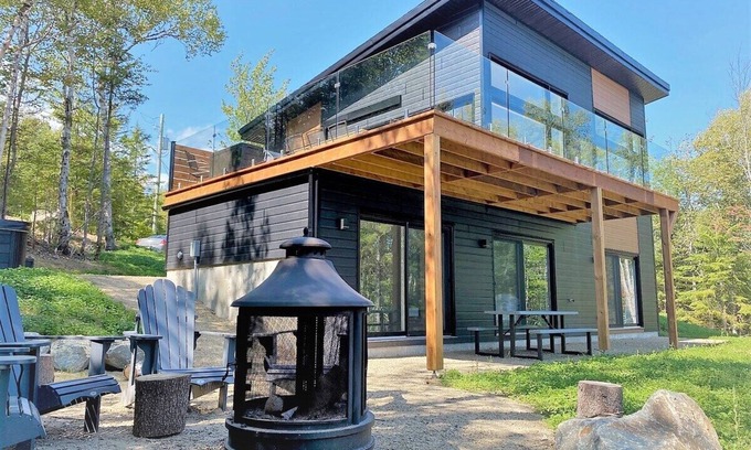 Les Eboulements Ski Chalet | Refuge 2 - Ultimate Retreat, Spa and River View