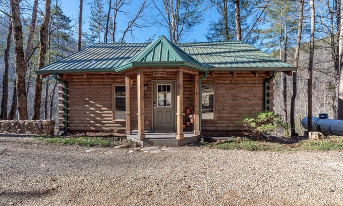 Townsend House | Refuge - Riverfront, Fire Pit, Fireplace & Grill!