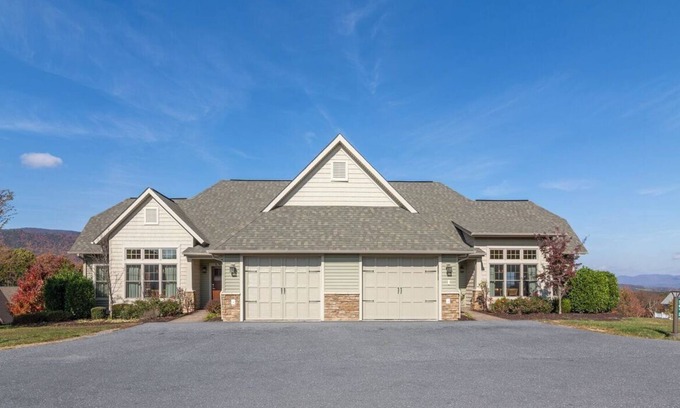 McGaheysville House | Regal Vistas Luxury Two Bedroom Townhome