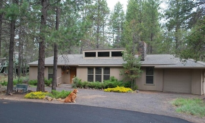 Sunriver House | Reimagine your vacation @ this Charming Pet Friendly Sunriver home that sleeps 8