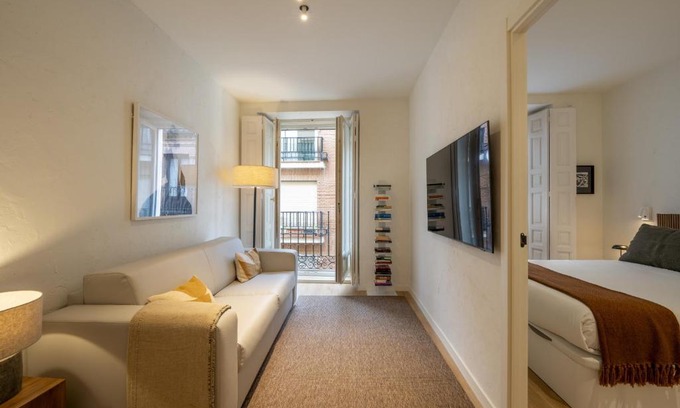 Embajadores Apartment | Reina Sofia Suite III