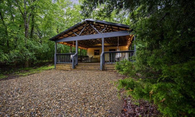 Broken Bow Apartment | Reindeer Shack-Sleeps 3/Hot Tub